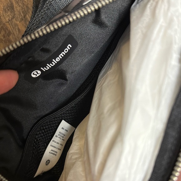 Lululemon Everywhere Belt Bag NWT - Picture 6 of 6